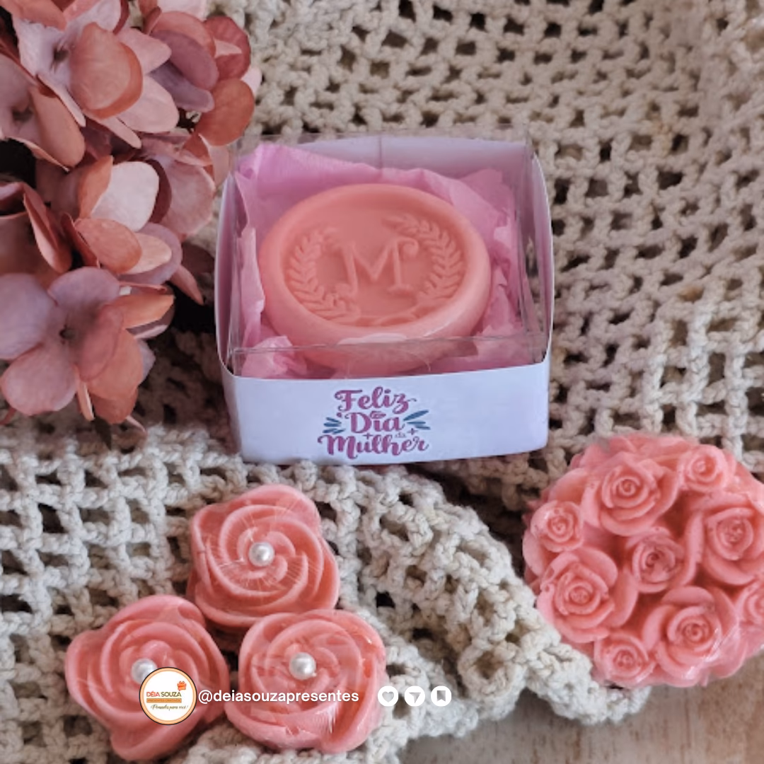 Sabonete flores em caixa de acetato