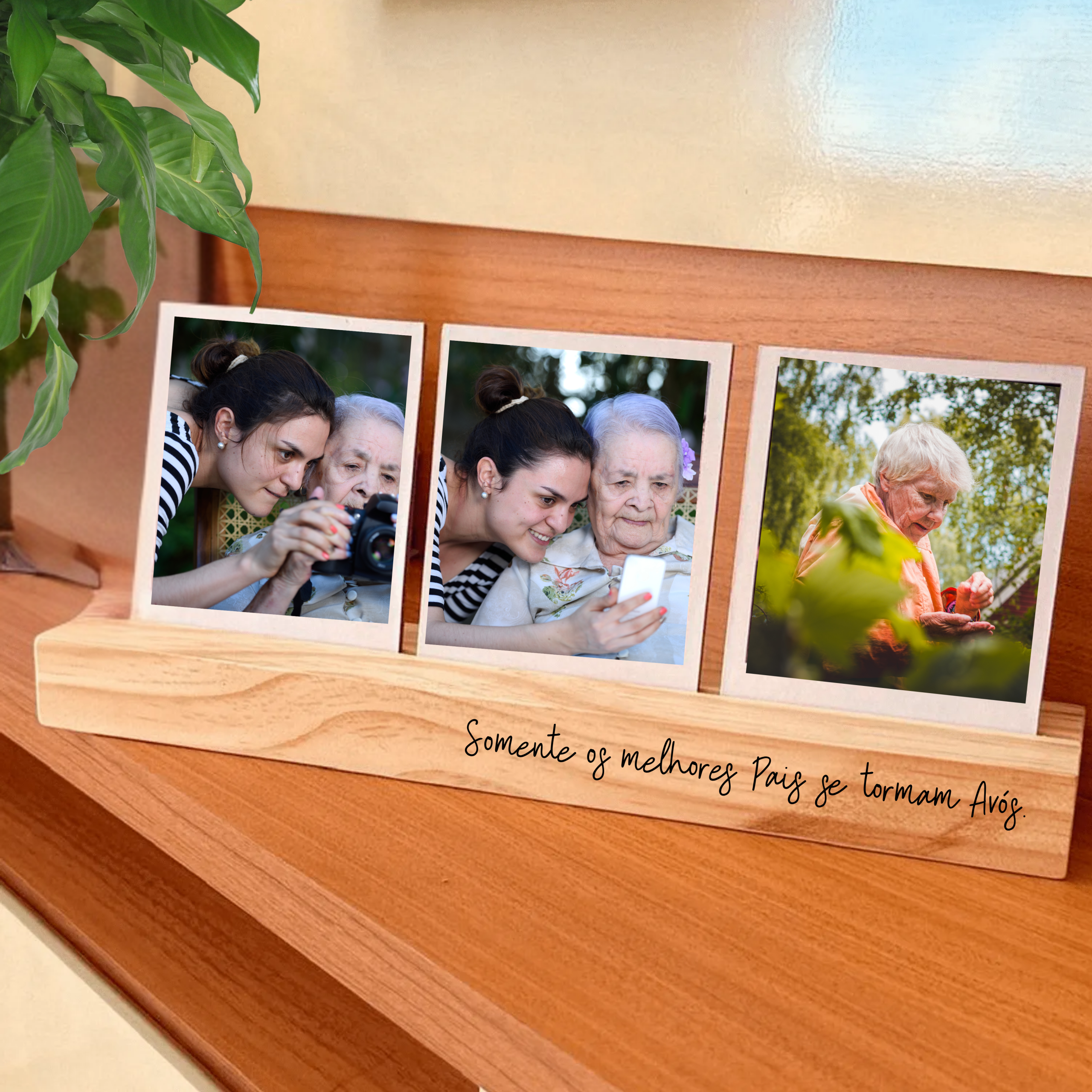 Porta Retrato com Base de Pinus 3 fotos com impressão permanente no acrilico